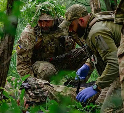 бойові медики накладають турнікет